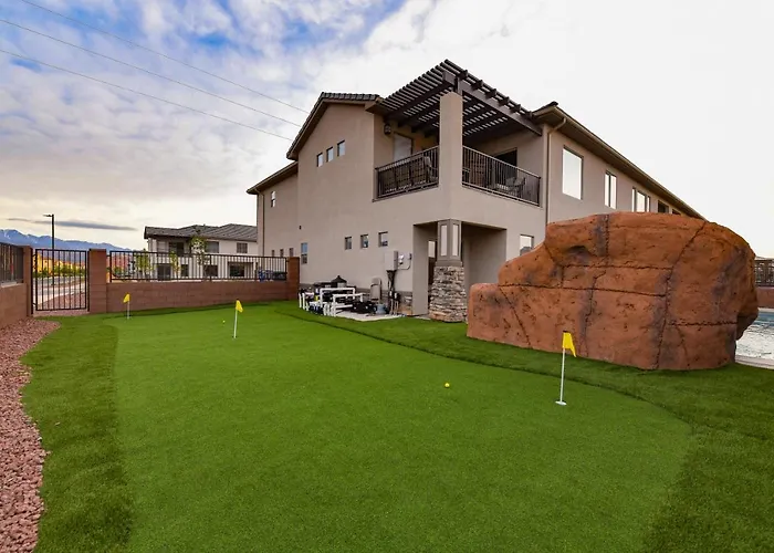 The Pad Spacious Luxury Retreat Sleeps 23, Private Pool, Spa, Game Room And More